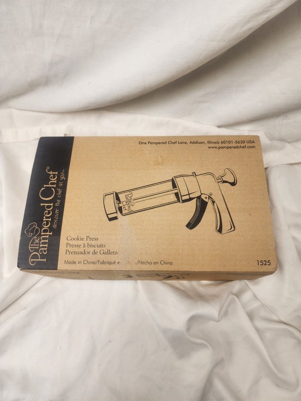 Pampered Chef Cookie Press 152Plunger Gun w/ 16 Disks