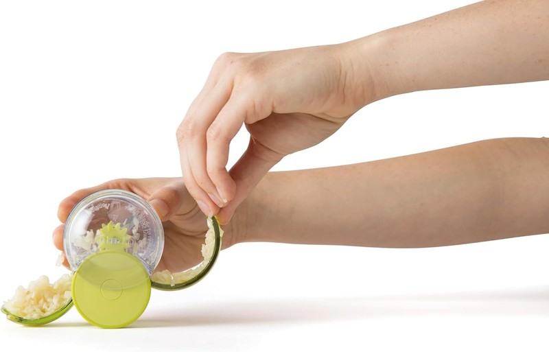 Chef’n GarlicZoom Garlic Chopper, Handheld Mincer with One Size, Green gallery