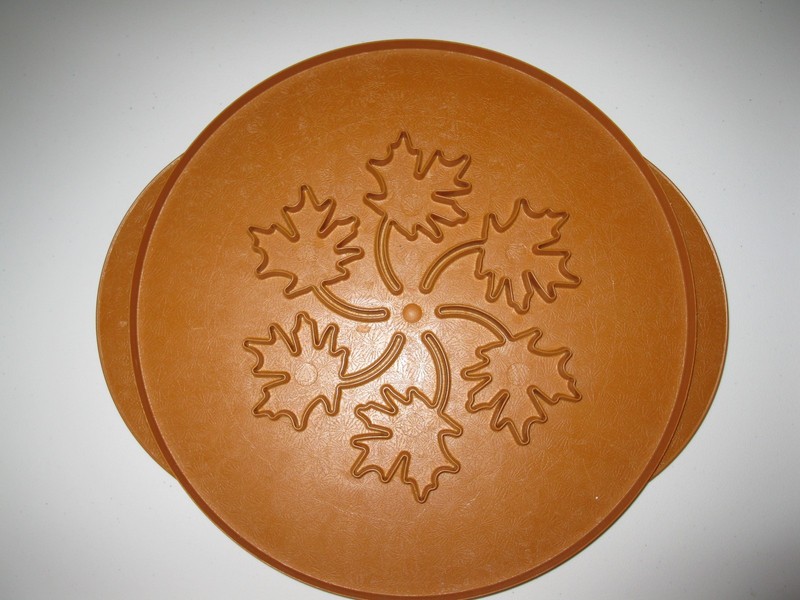 Nordic Ware Pie Top Cutter Apples and Leaves 12″ Plastic, reversible