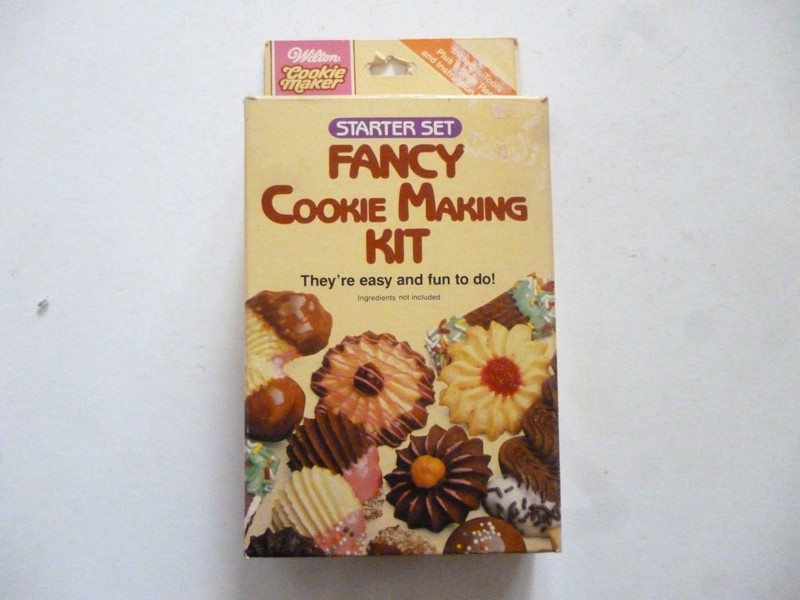 WILTON COOKIE MAKER FANCY COOKIE MAKING KIT