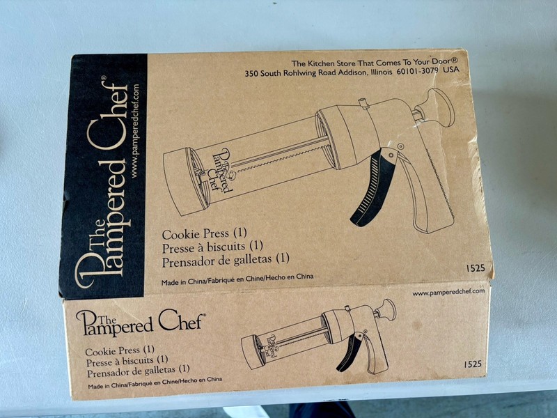 Pampered Chef Cookie Press #1525 Complete in Box w/ 16 Discs Unused gallery
