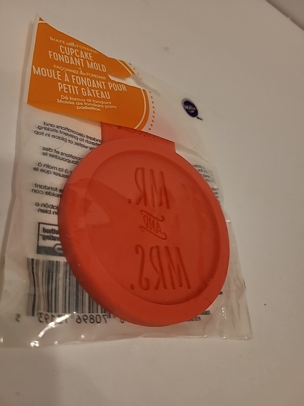 WILTON CUPCAKE FONDANT MOLD “MR. AND MRS.” NEW
