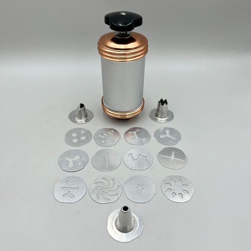 Mirro Cookie Pastry Twist Press Decorator Set With 12 Plates & 3 Tips New Vtg! gallery