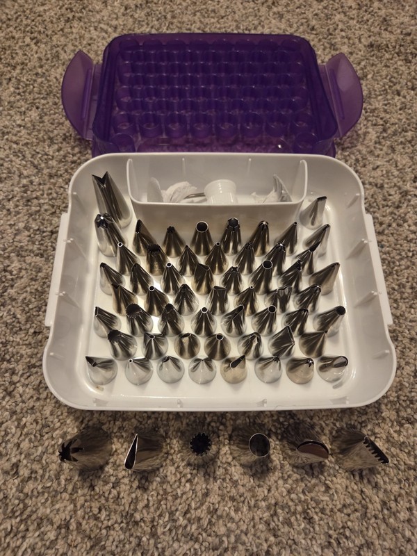 61-PC PIPING TIP CAKE AND COOKIE DECORATING SET