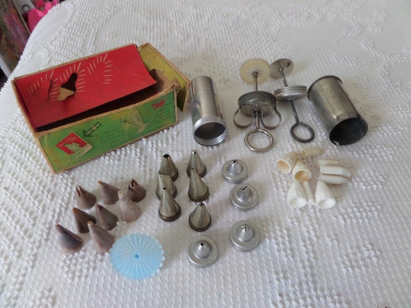 Vtg Cake Decorating tools Tala mixed lot 2 tubes tips metal & plastic