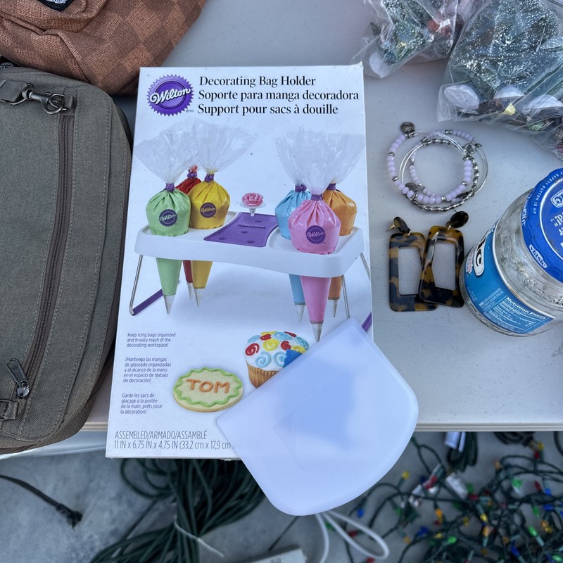 WILTON DECORATING BAG HOLDER FOR ICING. NIB