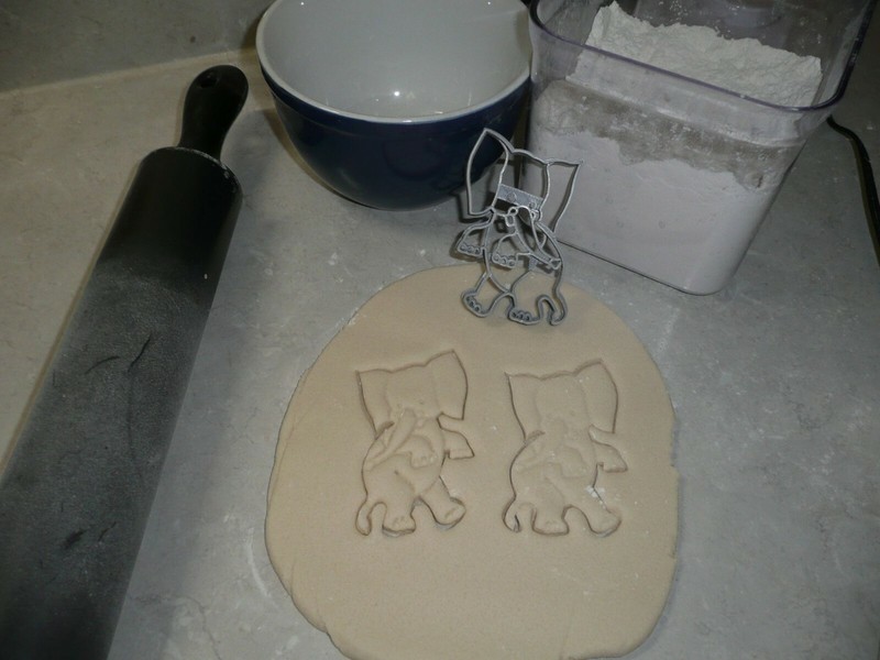 SAGGY BAGGY ELEPHANT CHILDRENS BOOK CHARACTER COOKIE COOKIE CUTTER USA PR3486 gallery