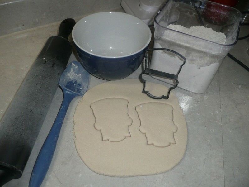 FRANKENSTEIN FACE OUTLINE SCARY MONSTER HALLOWEEN COOKIE CUTTER USA PR3121 gallery