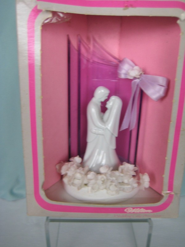 Wilton weddding cake Topper Man & Woman Figurine Acrylic Backdrop box damaged gallery