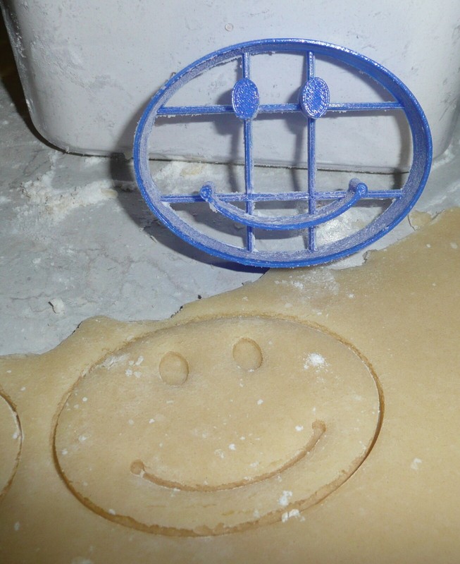 SMILEY FACE COOKIE CUTTER CAKE SPECIAL OCCASION COOKIE CUTTER USA PR255 gallery