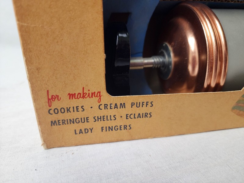 Vintage Mirro Cooky Pastry Press 12 discs 3 Pastry Tips In Box USA Made gallery