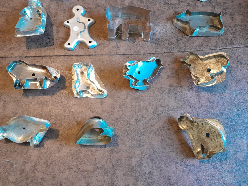 LOT OF 14 VINTAGE COOKIE CUTTERS SOME W/WELDED HANDLES gallery