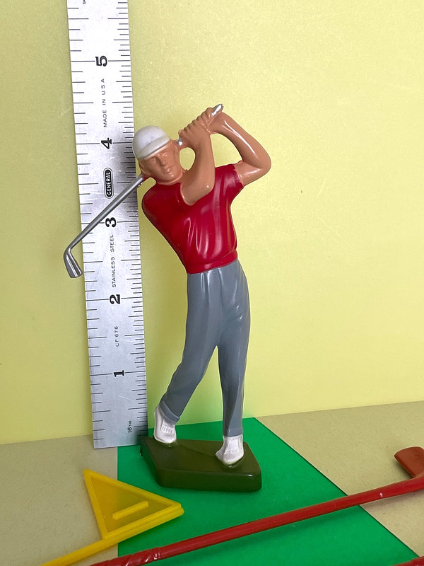 VIN. HEARTLAND GOLFER CAKE TOPPER - GOLFER WITH ACCESSORIES - PLASTIC - 4 1/4" gallery