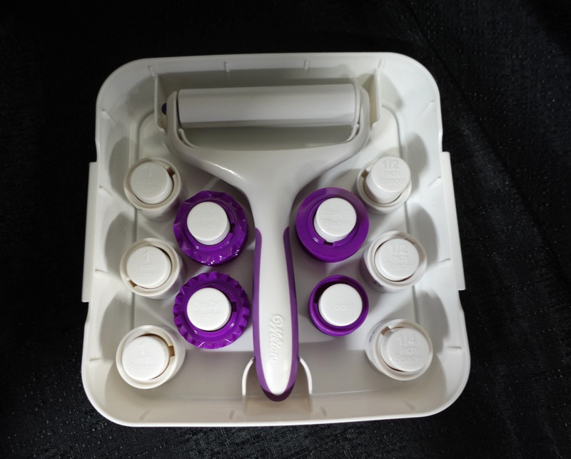 Wilton Fondant Ribbon Cutter set / cake decorating / SKT