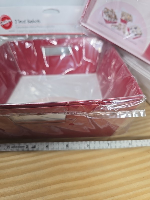 Wilton 8 Treat Handle Baskets Red White NIP gallery