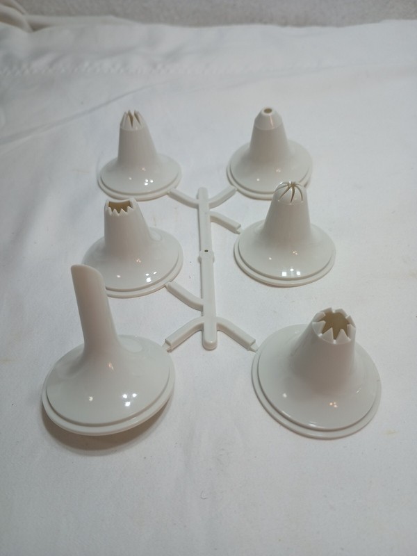 Pampered Chef Easy Accent Decorator 1778 Set of 6 Different TIPS see description gallery