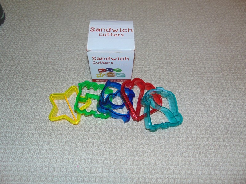 SET OF FIVE NEW SANDWICH CUTTERS–HEART/DOLPHIN/TRAIN/STAR/DINOSAUR – FREE SHIP