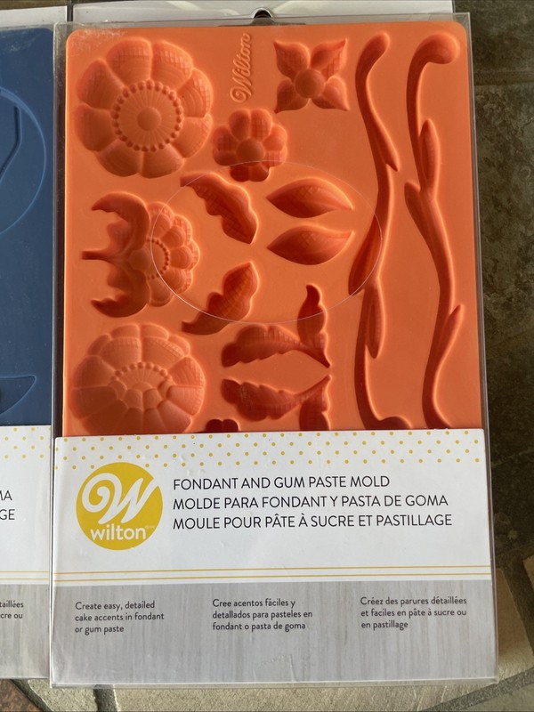 Wilton Fondant/Gum Paste Molds Set of 3 (Floral & Space) Brand New gallery