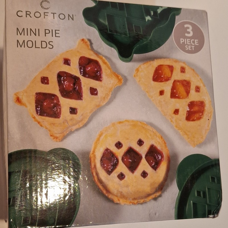 Crofton Mini Pie Molds 3 Piece Set Green Plastic BPA-Free Kitchen Bakeware