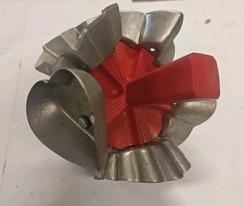 Vintage Wear-Ever No. 3355 Rolling Cookie Cutter Cuts 5 Different 2″ Cookies