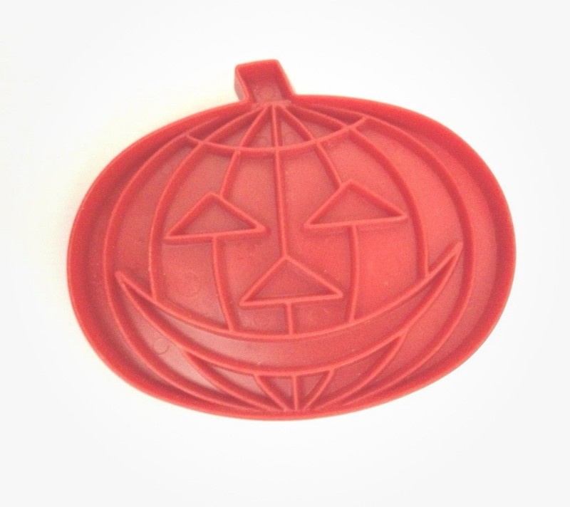 Red 3 1/2″ Tupperware Pumpkin Face Cookie Cutter Art Mold