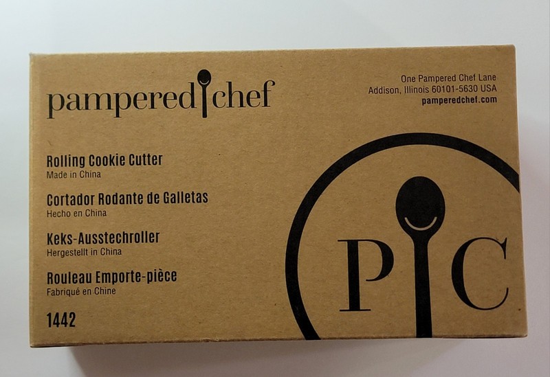 New In Box Pampered Chef Rolling Cookie Cutter (1442) 3 Different Cutters