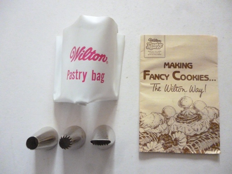 WILTON COOKIE MAKER FANCY COOKIE MAKING KIT gallery