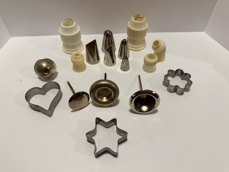 17 Assorted Cake Decorating Tools, See Description For Details