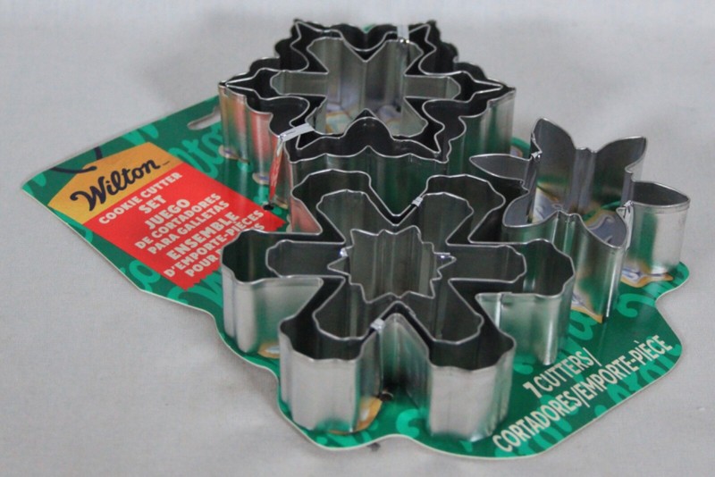 WILTON 7 STAINLESS STEEL 3 SIZE 3 SNOWFLAKE SHAPES COOKIE CUTTER SET NEW ON CARD gallery
