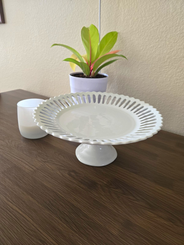 Godinger Antique Reflections White Glossy Ceramic Pedestal Cake Stand 12″