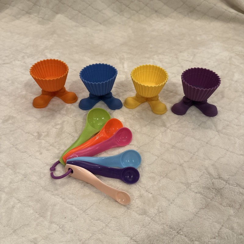 4 Wilton Silicone Silly Feet Cupcake Muffin Baking Cups & Measuring Spoons