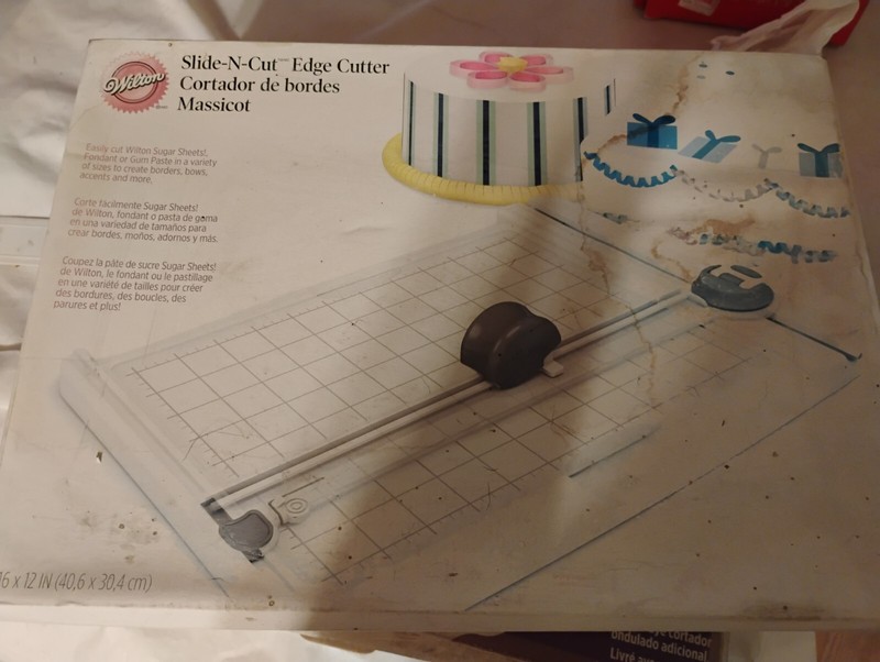 Brand New NIB Wilton Slide-N-Cut Edge Cutter For Cakes & Other Baked Items