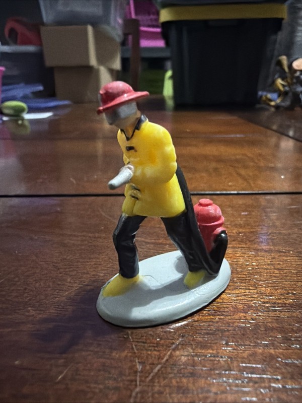 “”FIREFIGHTER – VINTAGE CAKE DECORATING TOP & FIGURE – CRAFTS” VINTAGE WILTON?