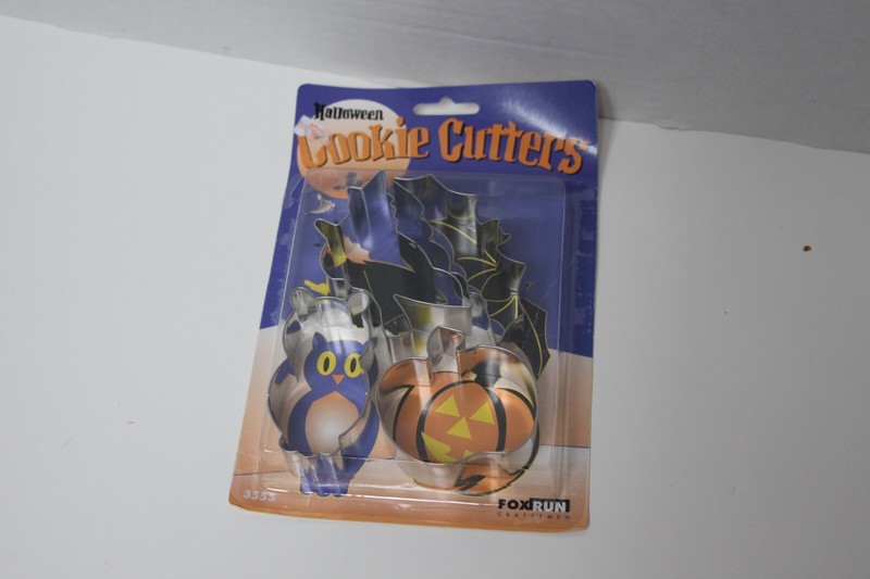 COOKIE CUTTER set HALLOWEEN (4) metal pumpkin witch bat owl ~~NEW in package gallery
