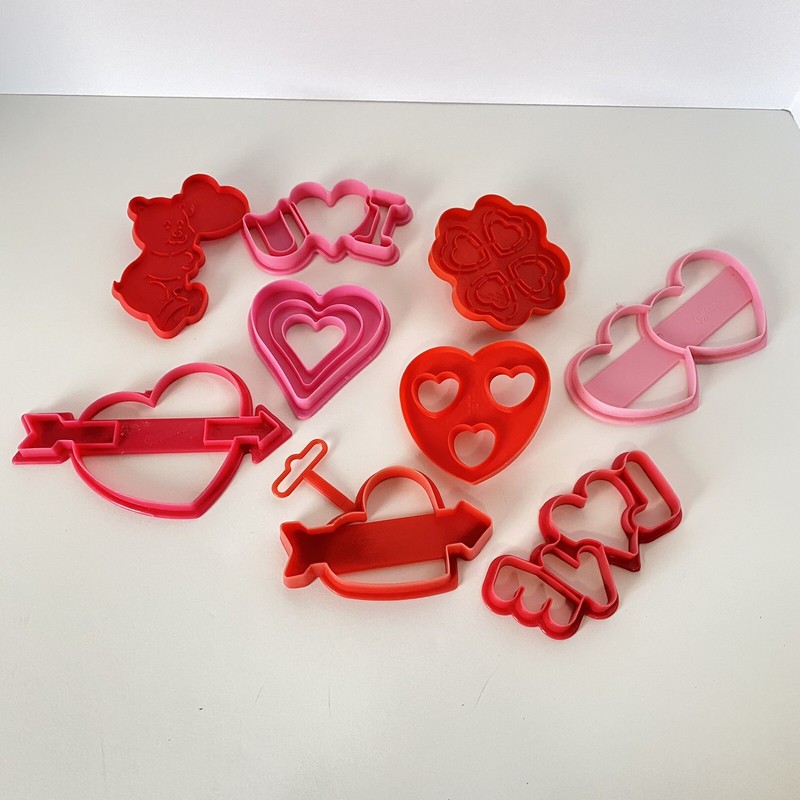 Wilton Cookie Cutters Valentine Hearts Bear 1990's Valentine's Day Vintage gallery