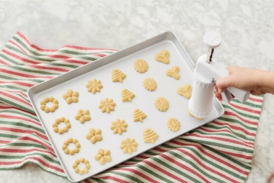 Wilton Cookie Press with 12 Assorted Discs. NEW 🌷 gallery