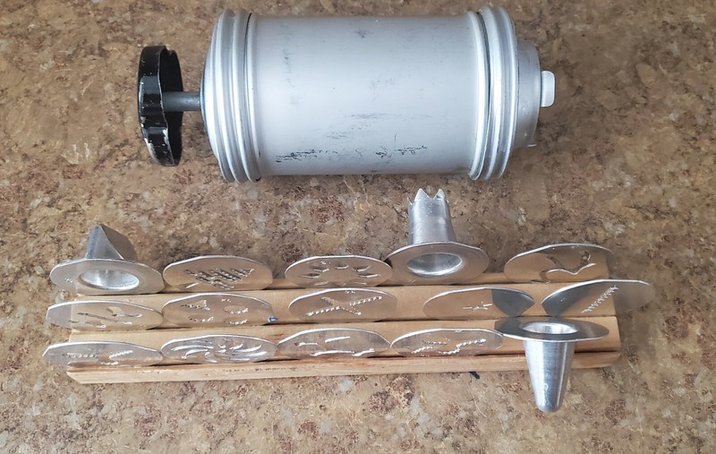 Vintage MIRRO Aluminum Cooky Cookie Press 12 Discs 3 Pastry Tips Made In USA