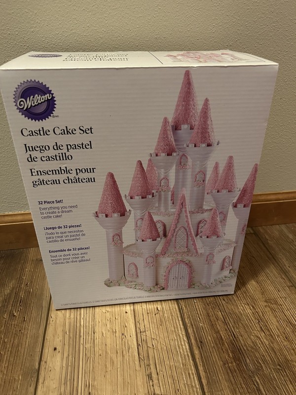 WILTON CASTLE CAKE TOPPER 32 PIECE SET BRAND NEW OPEN BOX