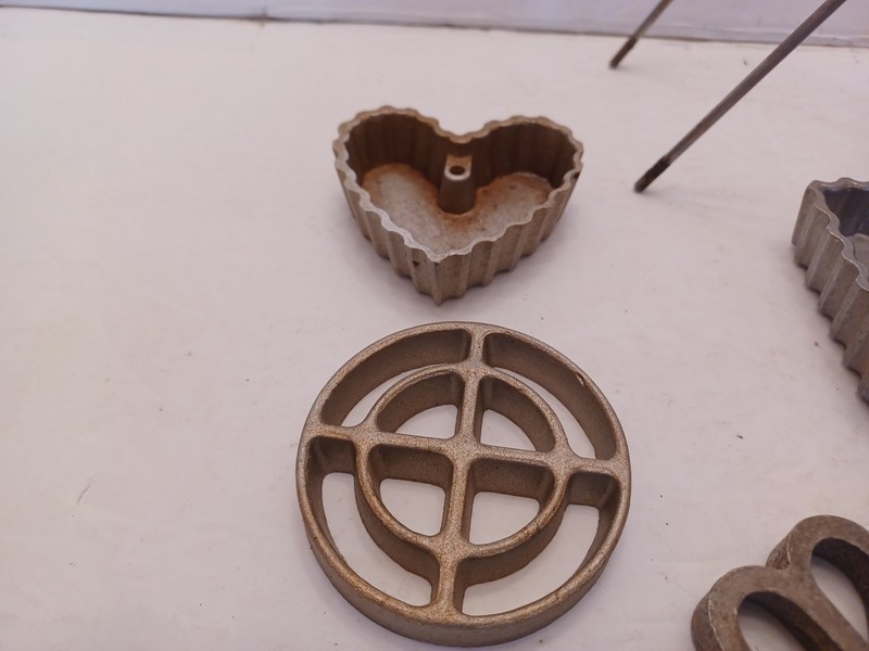 NORDIC WARE ROSSETT MOLDS CAST IRON SET OF 6 USED SEE PHOTOS gallery