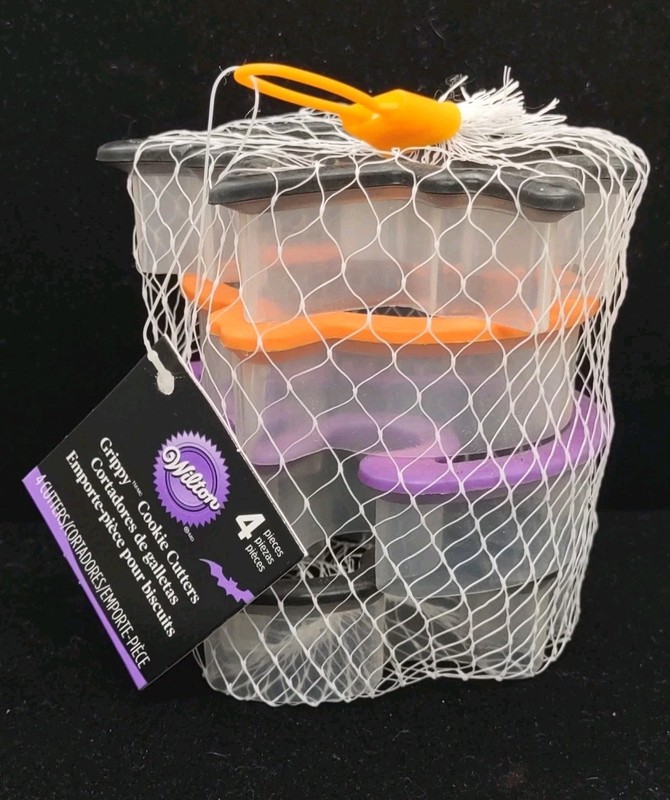 Wilton Halloween Grippy Cookie Cutter Set 4 Plastic Bat Pumpkin Ghost Cat NEW
