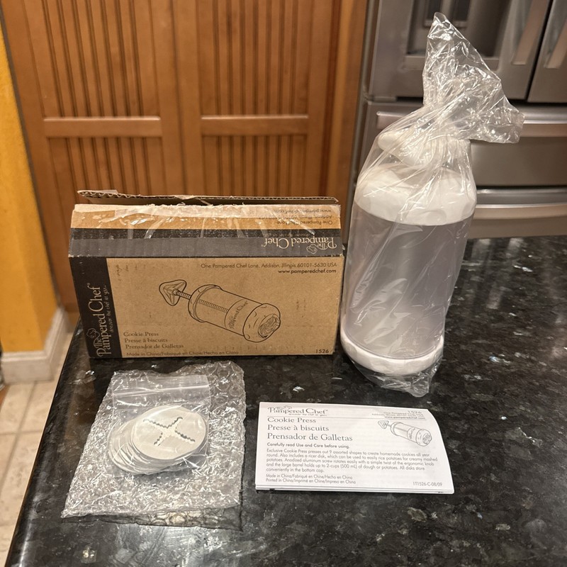 Pampered Chef Plastic Cookie Press Model 1526 with Discs & Instructions New Open