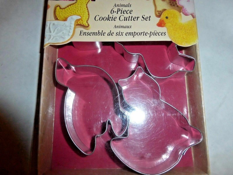 * Lot of Cookie Cutters Wilton~ANIMALS & CHRISTMAS + FOX RUN VALENTINE CUTTERS gallery