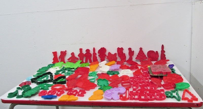 115 JELLO & COOKIE CUTTERS SKULL COW SANTA PIG DRUMMER BOW GINGER BREAD