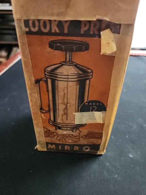 Vintage Mirro Cooky Press W/ multiple discs, manual recipes 21pc Set gallery