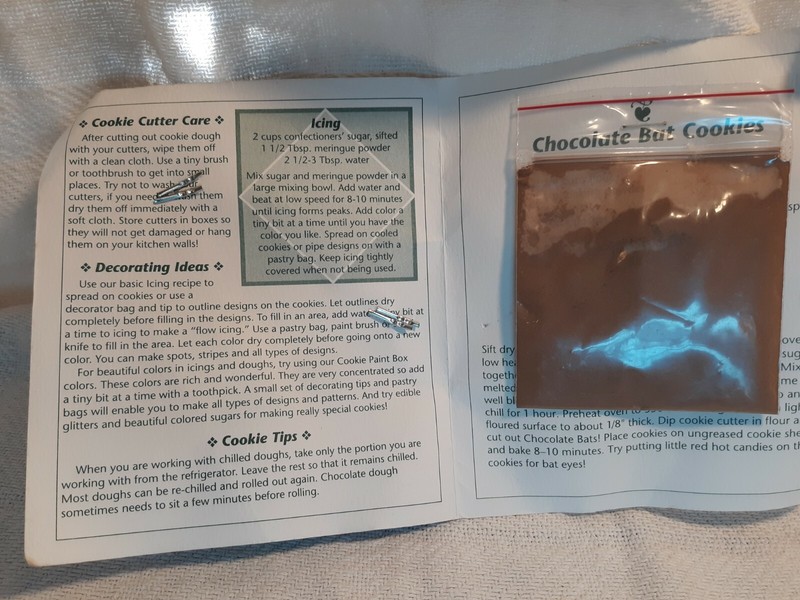 Flying Bat Cookie Cutter W/Cocoa & Sugar Cookie Recipe Made in USA 3.5 x 1" NEW gallery