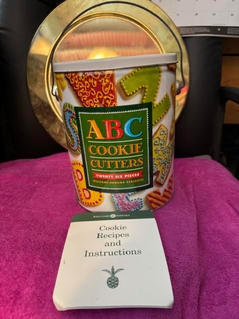 Williams-Sonoma 26 Pc Cookie Cutter Alphabet Letters Metal Bucket 1998 Vintage