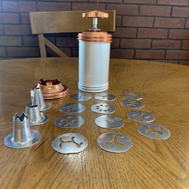 Vintage Mirro Cake Cookie Decorator Set / Decorator w/ 15 piece accesories