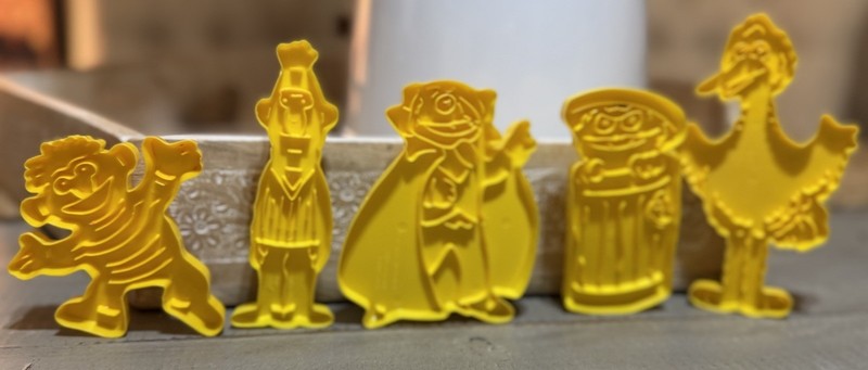 VTG Wilton Sesame Street 1977 Character Cookie Cutters Playdough Yellow 5 PC