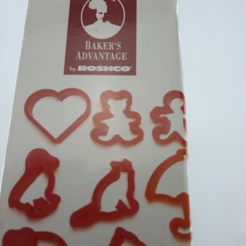 Roshco 100 Piece Cookie Cutter Set Bakers Advantage 2, 3 & 4 Inches, Dino, Stars gallery