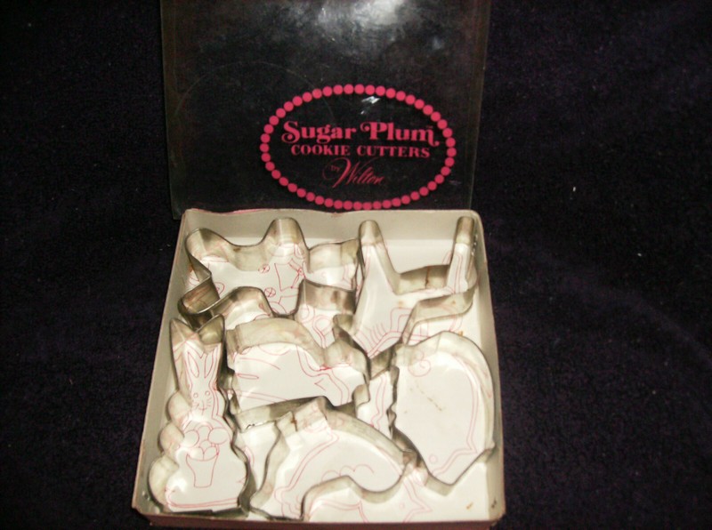 WILTON 6 PC ANIMAL COOKIE CUTTERS HORSE PIG CHICKEN BUNNY DOG COW NEW IN PACKAGE